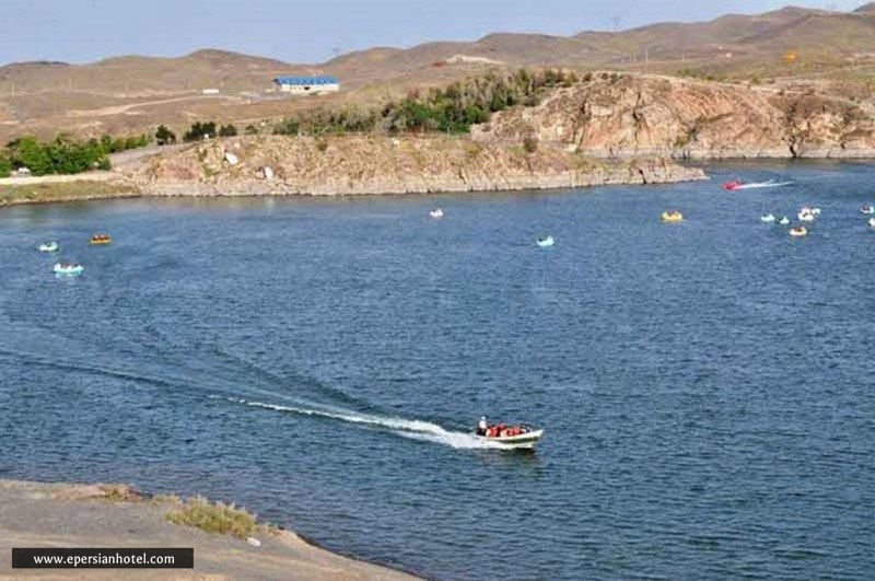 بند گلستان در بهار